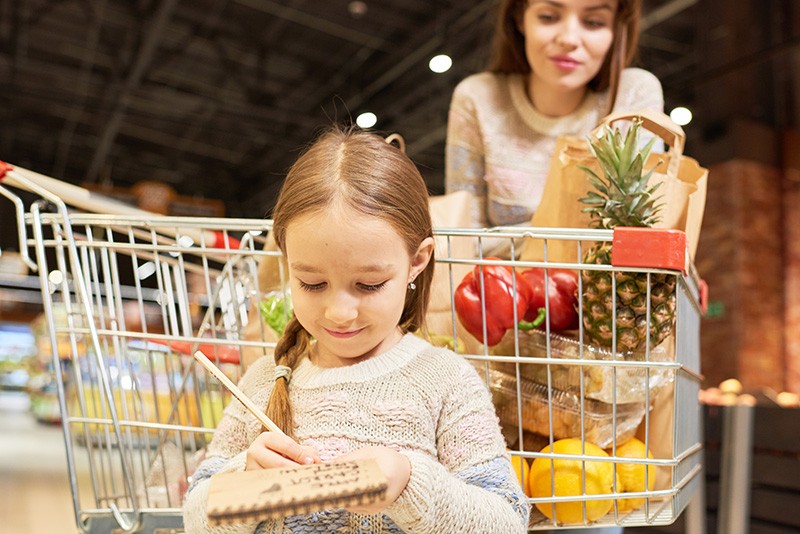 Supermercado com os pequenos: saiba como pode ser divertido e melhorar a relação das crianças com a alimentação!